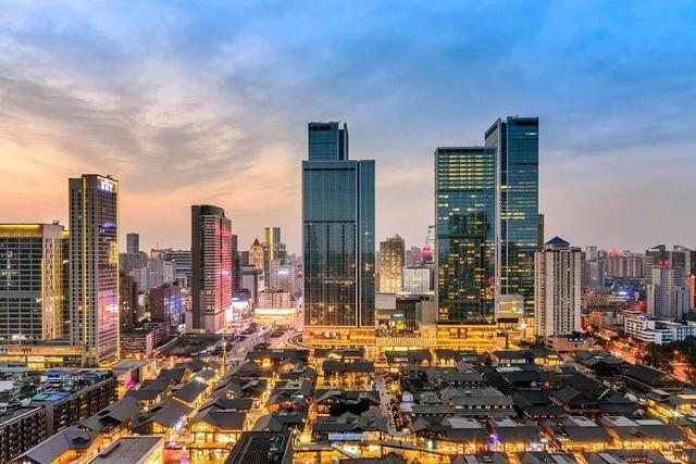 烟火气的春熙路你还爱吗？快看成都“地摊经济”三月后发生了什么